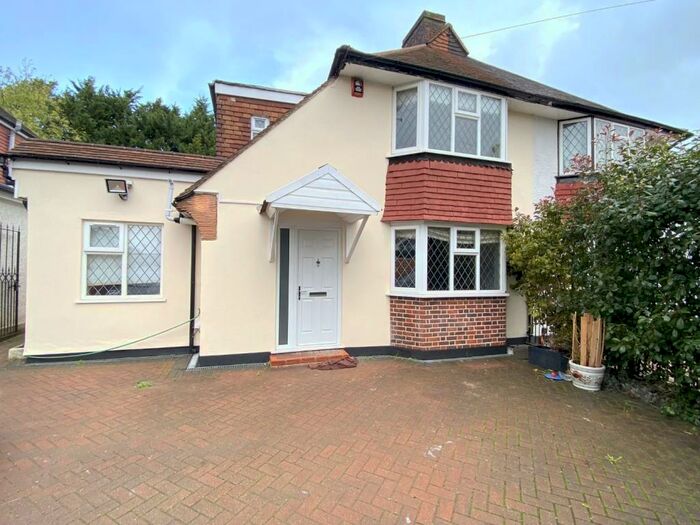5 Bedroom Semi-Detached House To Rent In Knightwood Cresent, New Malden, Surrey, KT3