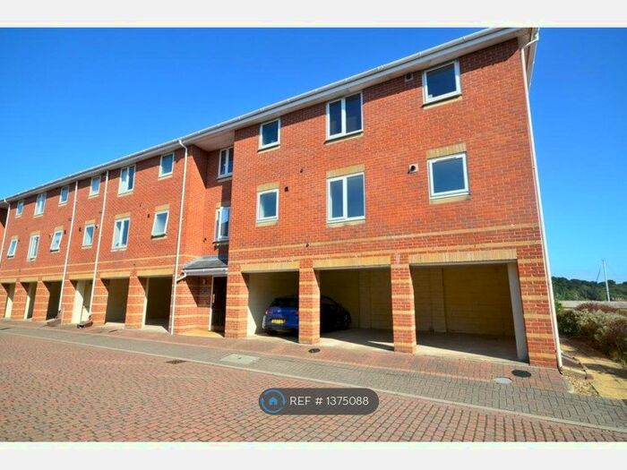 2 Bedroom Flat To Rent In Goldcrest Drive, St. Marys Island, Chatham, ME4