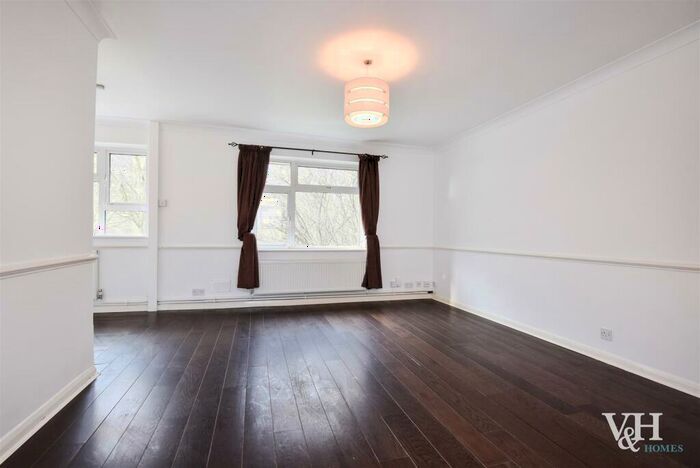 2 Bedroom Apartment For Sale In Woodfield Lane, Ashtead, KT21