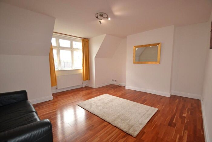 3 Bedroom Apartment For Sale In Queens Road, Weybridge, Surrey, KT13