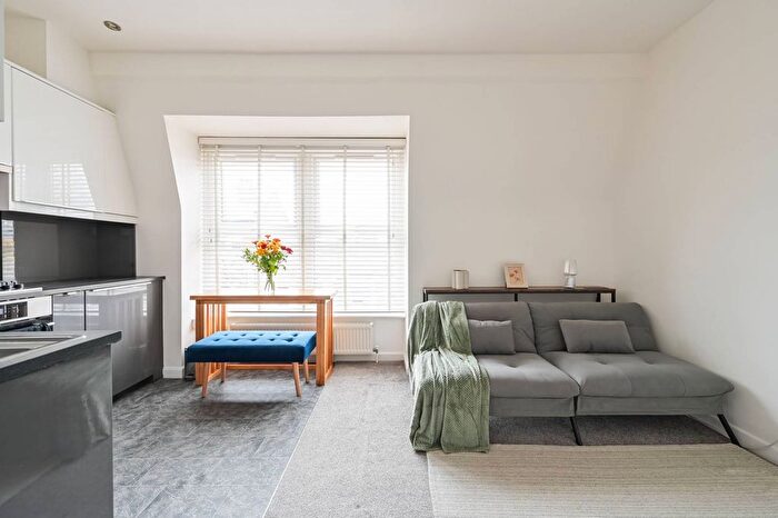 1 Bedroom Flat For Sale In Hampden Road, Harringay, London, N8