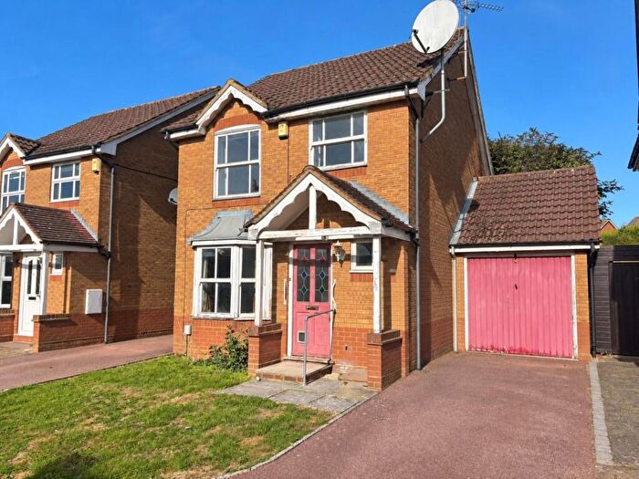 3 Bedroom Link Detached House For Sale In Ayr Close, Stevenage, SG1