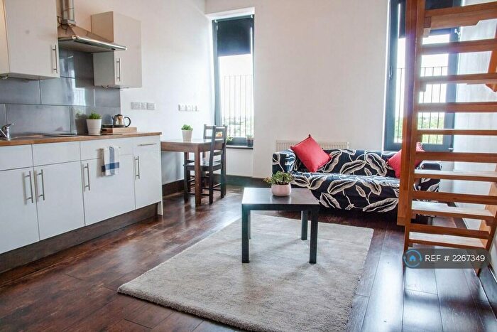 Studio To Rent In Hanover House, London, NW2