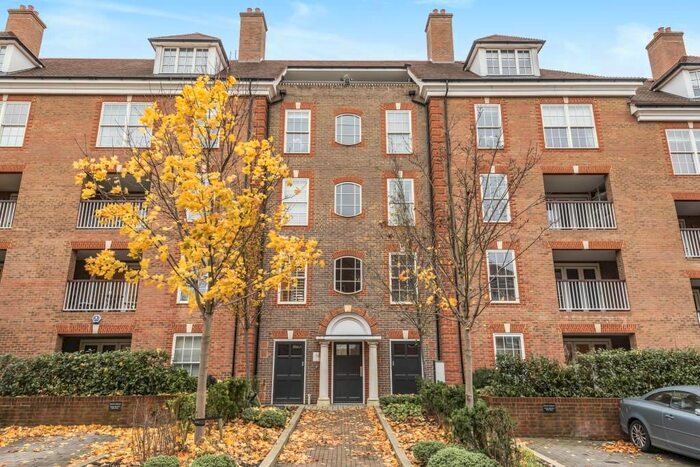 2 Bedroom Flat To Rent In Ashridge Close, Finchley, N3