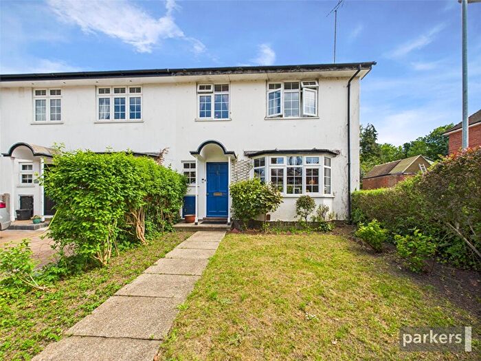 3 Bedroom End Of Terrace House For Sale In Western Elms Avenue, Reading, Berkshire, RG30