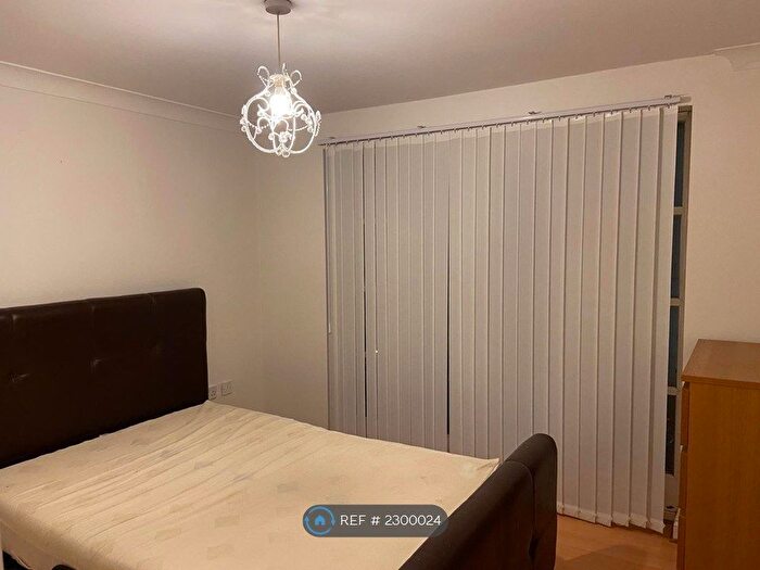 1 Bedroom Flat To Rent In Draymans Court, London, SW9