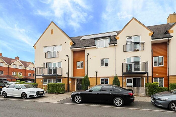 2 Bedroom Flat To Rent In Albacore Way, Hayes, UB3