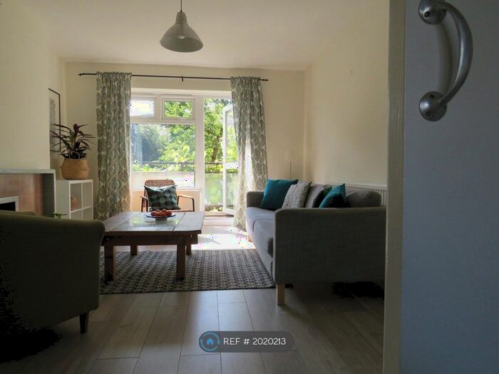 2 Bedroom Flat To Rent In Queens Drive, London, N4