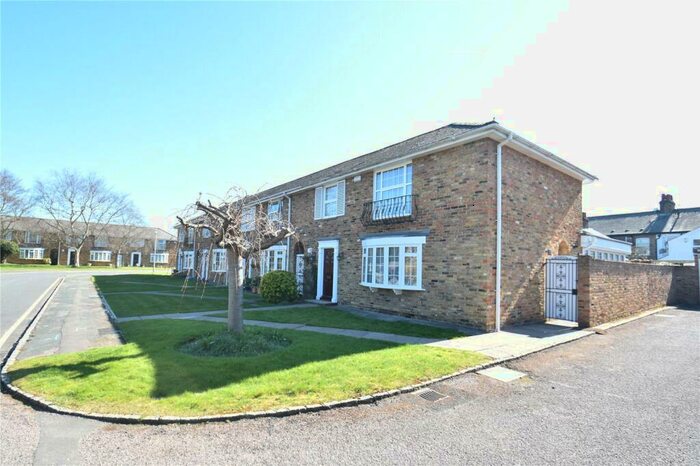 3 Bedroom End Of Terrace House To Rent In West Common Close, Gerrards Cross, SL9