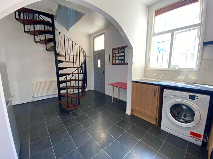 2 Bedroom Flat To Rent In Spacious Bedroom Apartment - Lauriston Road, Hackney, E9