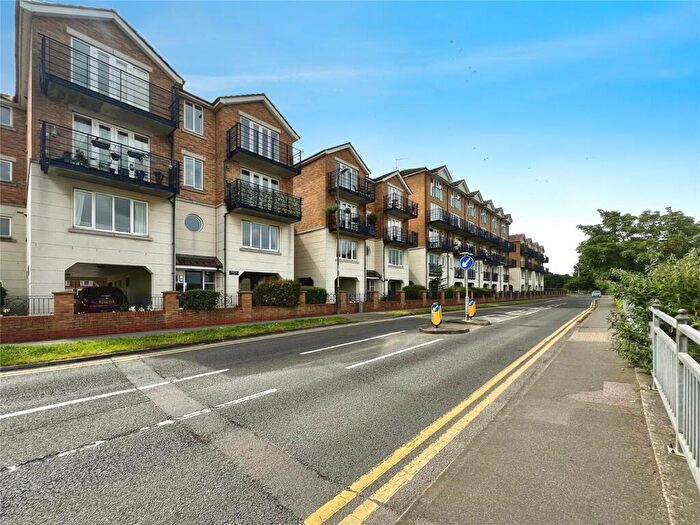 2 Bedroom Flat To Rent In Keating Close, Rochester, Kent, ME1