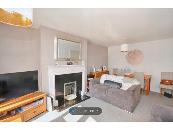 2 Bedroom Flat To Rent In South Street, Eastbourne, BN21