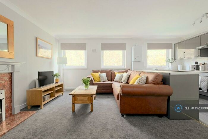 2 Bedroom Flat To Rent In Marshalls Court, Edinburgh, EH1