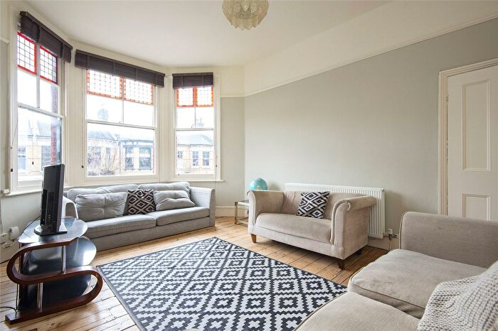 3 Bedroom Flat To Rent In Thistlewaite Road, Clapton, London, E5