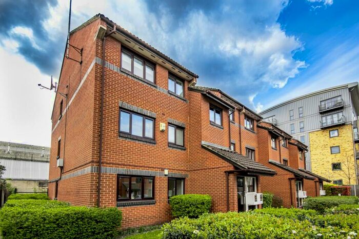 1 Bedroom Flat To Rent In Brymay Close, Wrexham Road, Bromley-by-Bow, London, E3