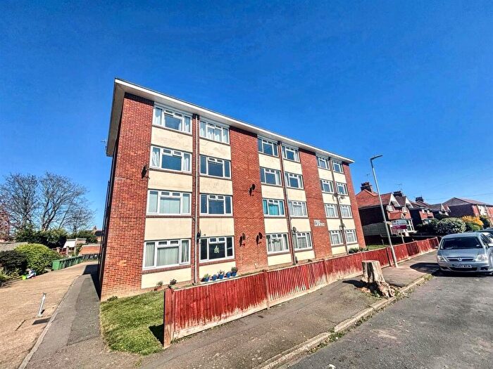 2 Bedroom Flat For Sale In Roselands Avenue, Eastbourne, BN22
