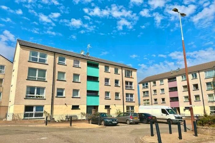 3 Bedroom Flat To Rent In Westburn Grove, Edinburgh, EH14