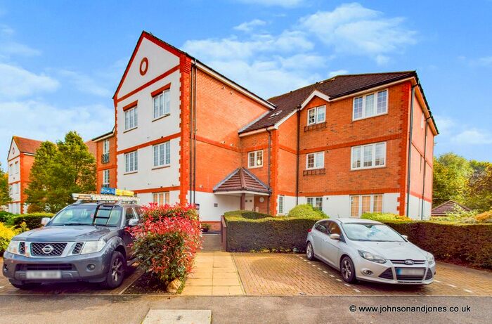 2 Bedroom Flat To Rent In Meadow View, Chertsey, KT16