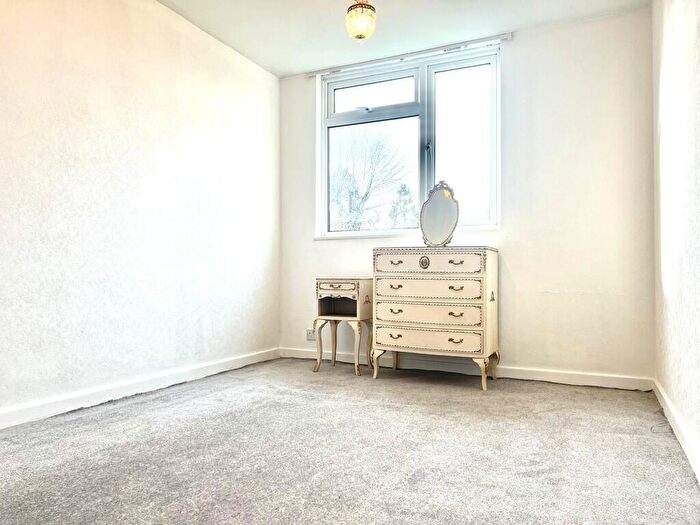 2 Bedroom Flat To Rent In Cornwall Road, Hatch End, HA5