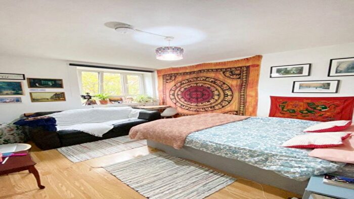 3 Bedroom Flat To Rent In Boleyn Road, London, N16