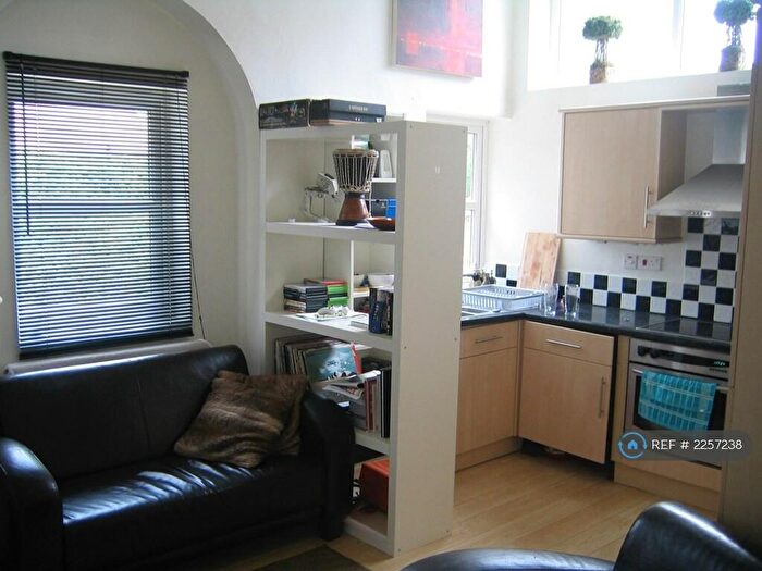 2 Bedroom Flat To Rent In Queens Road, Buckhurst Hill, IG9