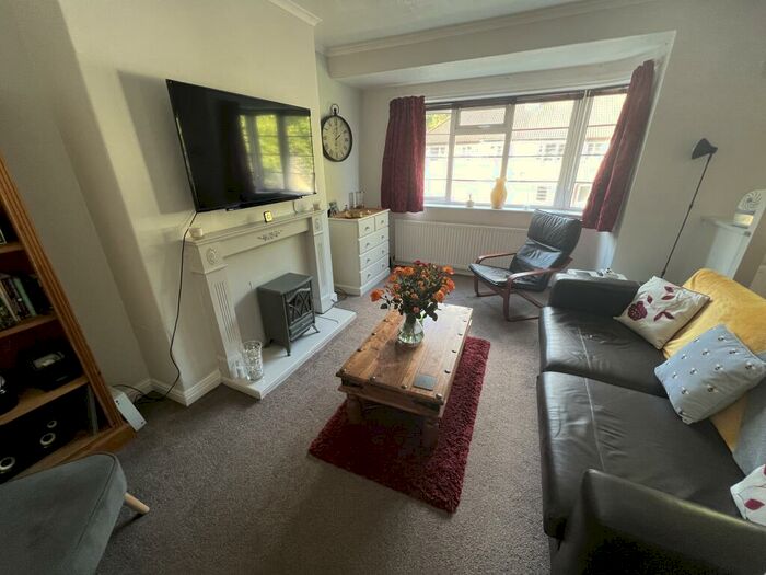 2 Bedroom Flat To Rent In Redesdale Gardens, Leeds, LS16
