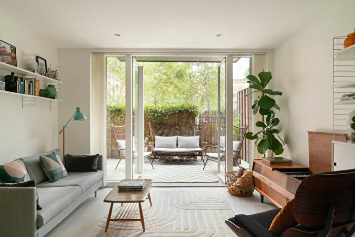 2 Bedroom Apartment For Sale In Whiston Road, London, E2