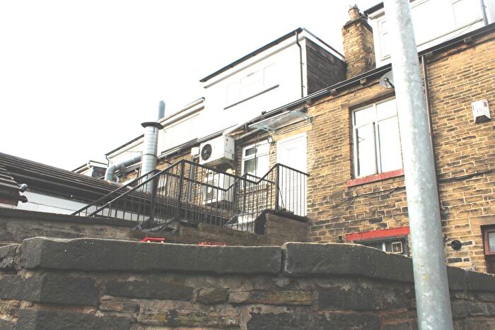2 Bedroom Flat To Rent In Lilycroft Road, Bradford, BD9