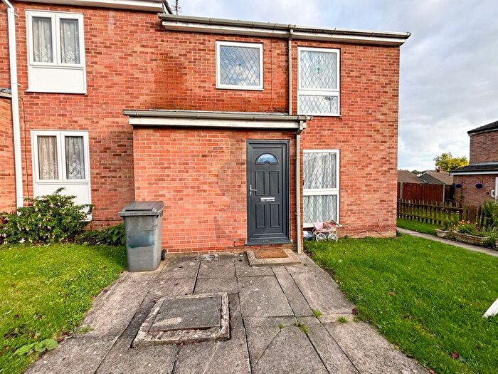 3 Bedroom Town House To Rent In Hollybush Close, Leicester, LE5