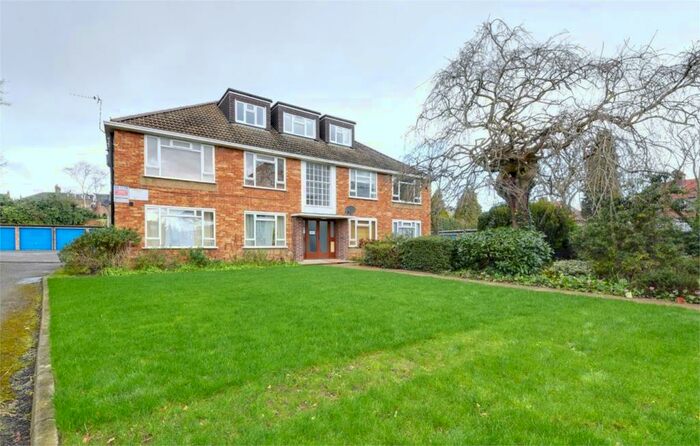 2 Bedroom Flat To Rent In Fairfield Close, London, N12