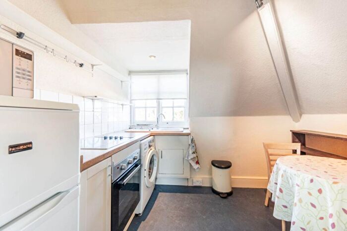 2 Bedroom Flat To Rent In Chatsworth Road, Mapesbury Estate, London, NW2