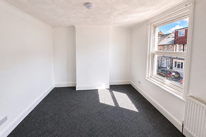 1 Bedroom Flat To Rent In Balmoral Road, Gillingham, ME7