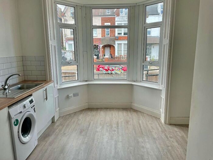 2 Bedroom Flat To Rent In York Road, Southend-On-Sea, Essex, SS1