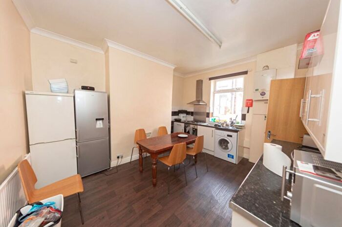 5 Bedroom House To Rent In Delph Mount, Leeds, LS6