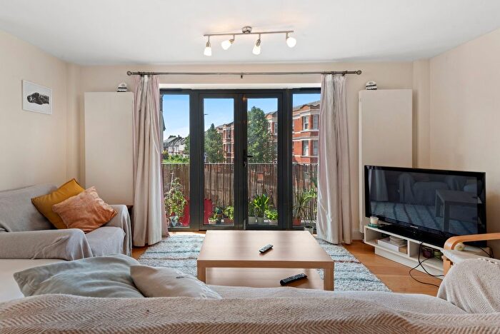 2 Bedroom Flat For Sale In Clapham Park Road, London, SW4