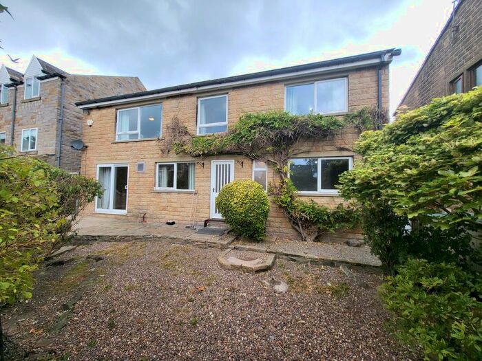 4 Bedroom Detached House To Rent In New Road, Greetland, HX4