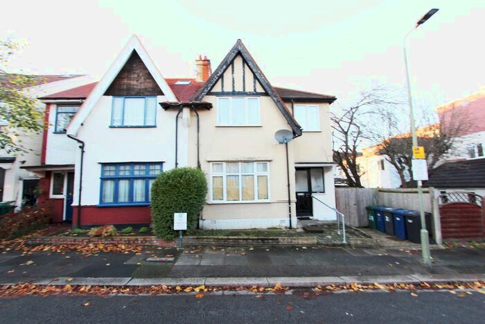 2 Bedroom Flat To Rent In Gainsborough Gardens, London, NW11