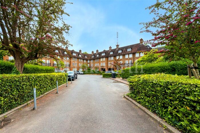 2 Bedroom Apartment To Rent In Corringway, London, NW11