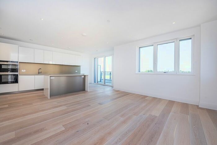 2 Bedroom Flat To Rent In Pinewood Gardens, Teddington, TW11