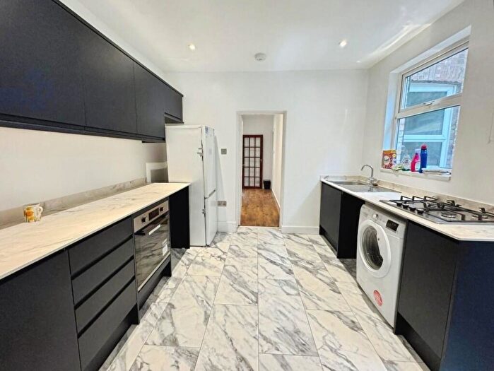 6 Bedroom End Of Terrace House To Rent In Thomson Road, Harrow, HA3