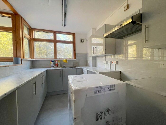 3 Bedroom Flat To Rent In Walpole Place, Woolwich, London, SE18