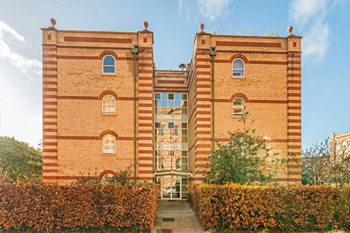 2 Bedroom Flat To Rent In Oriel Drive, Barnes, SW13