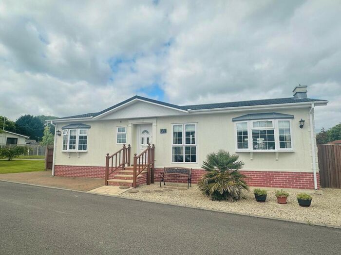 2 Bedroom Park Home For Sale In Walnut Grove, Shillingford Hill, OX10