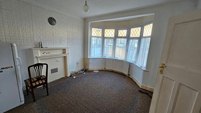 4 Bedroom End Of Terrace House To Rent In Windermere Gardens, Ilford, IG4