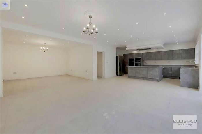 5 Bedroom Property To Rent In Fursby Avenue, Finchley N3