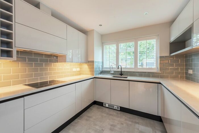 2 Bedroom Flat To Rent In Bromet Close, Watford, WD17