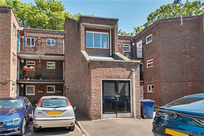 1 Bedroom Flat For Sale In Garrick Close, Ealing, W5