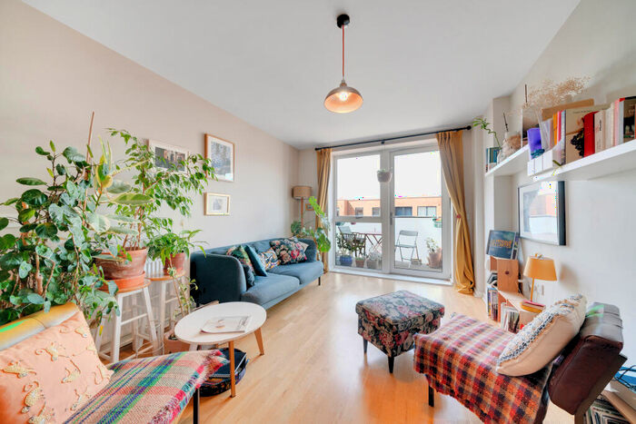 1 Bedroom Flat To Rent In Birdsmouth Court, Bathurst Square, London, N15