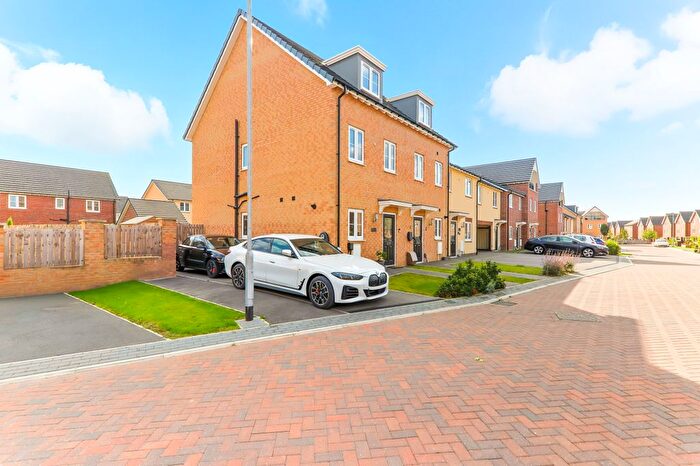 3 Bedroom End Terrace House For Sale In Waterside Crescent, Castleford, Yorkshire, WF10