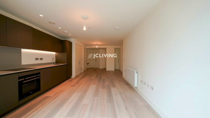 Flat To Rent In Hale Works, London, N17